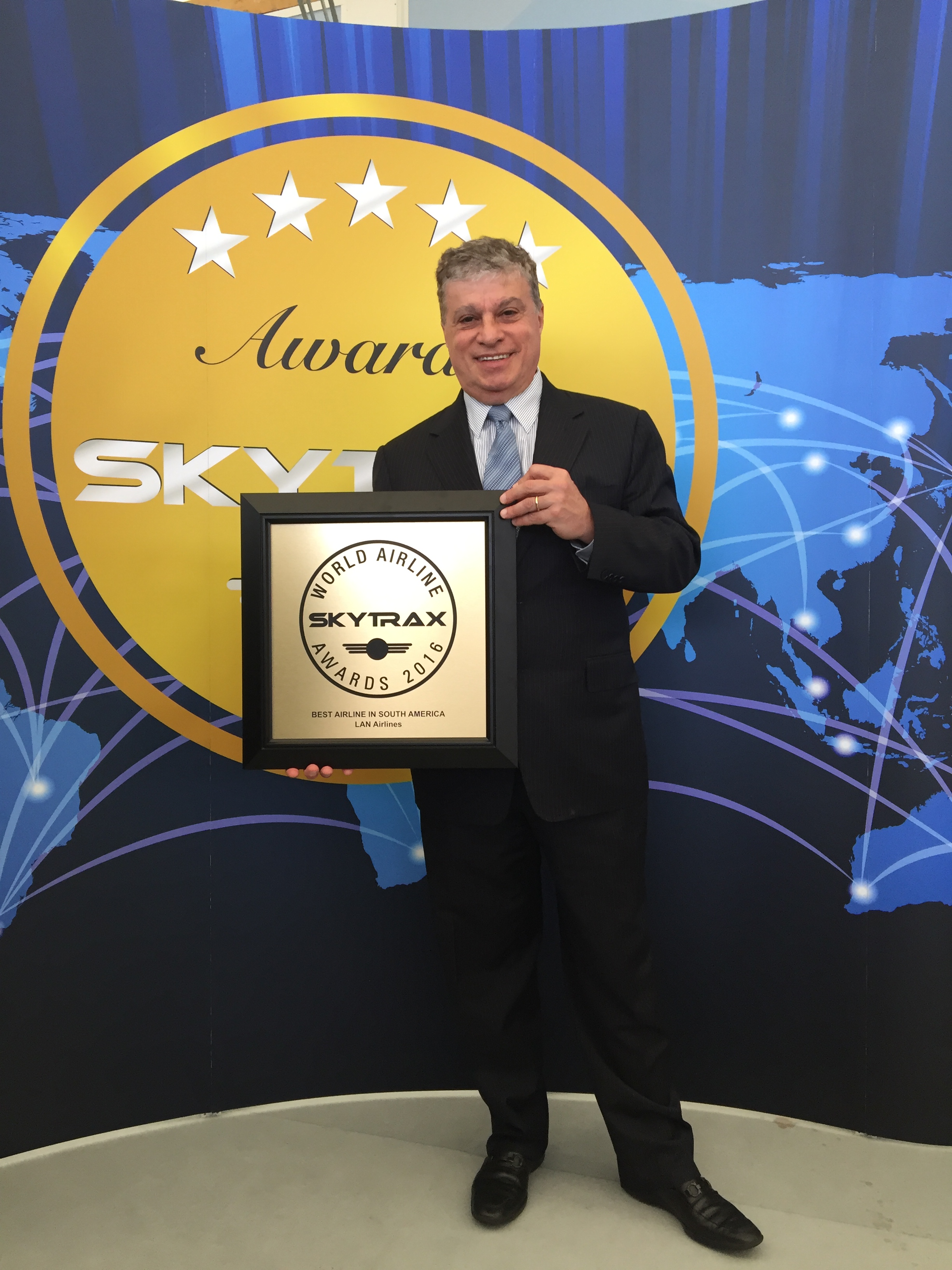 José Maluf VP Flota Grupo LATAM Airlines recibe el premio Mejor Aerolínea de Sudamérica por Skytrax 1